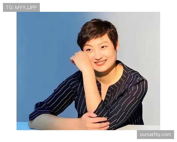 杨昊训练完直接去接娃，球衣都没换，幼儿园门口一堆妈妈偷拍