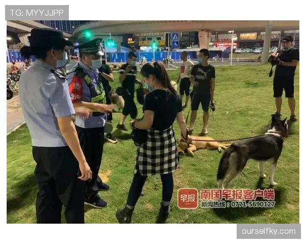 拉菲尼亚今晨一条动态：遛狗时顺手把百万跑车留在旁边，我的生活直接矮一截